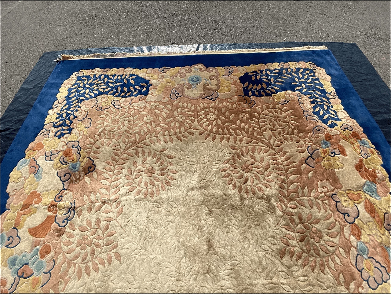 Tappeto cinese Art Déco floreale blu e avorio, anni '40 17