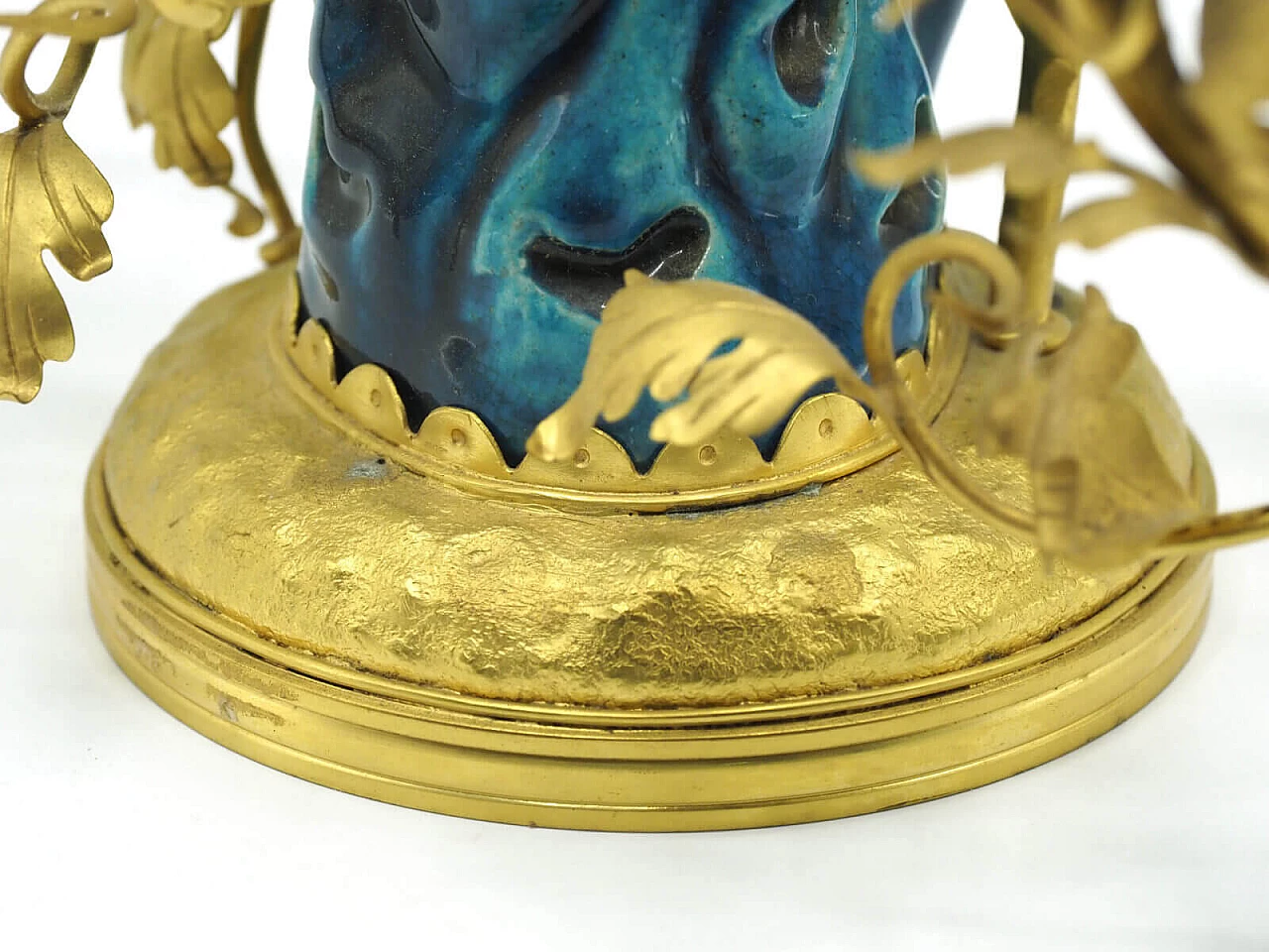 Candelabro cinese in bronzo dorato con pappagallo in porcellana blu 7