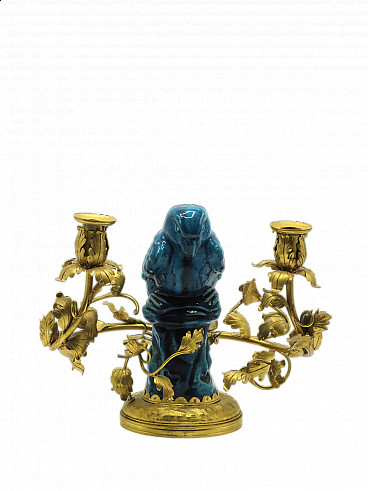 Candelabro cinese in bronzo dorato con pappagallo in porcellana blu