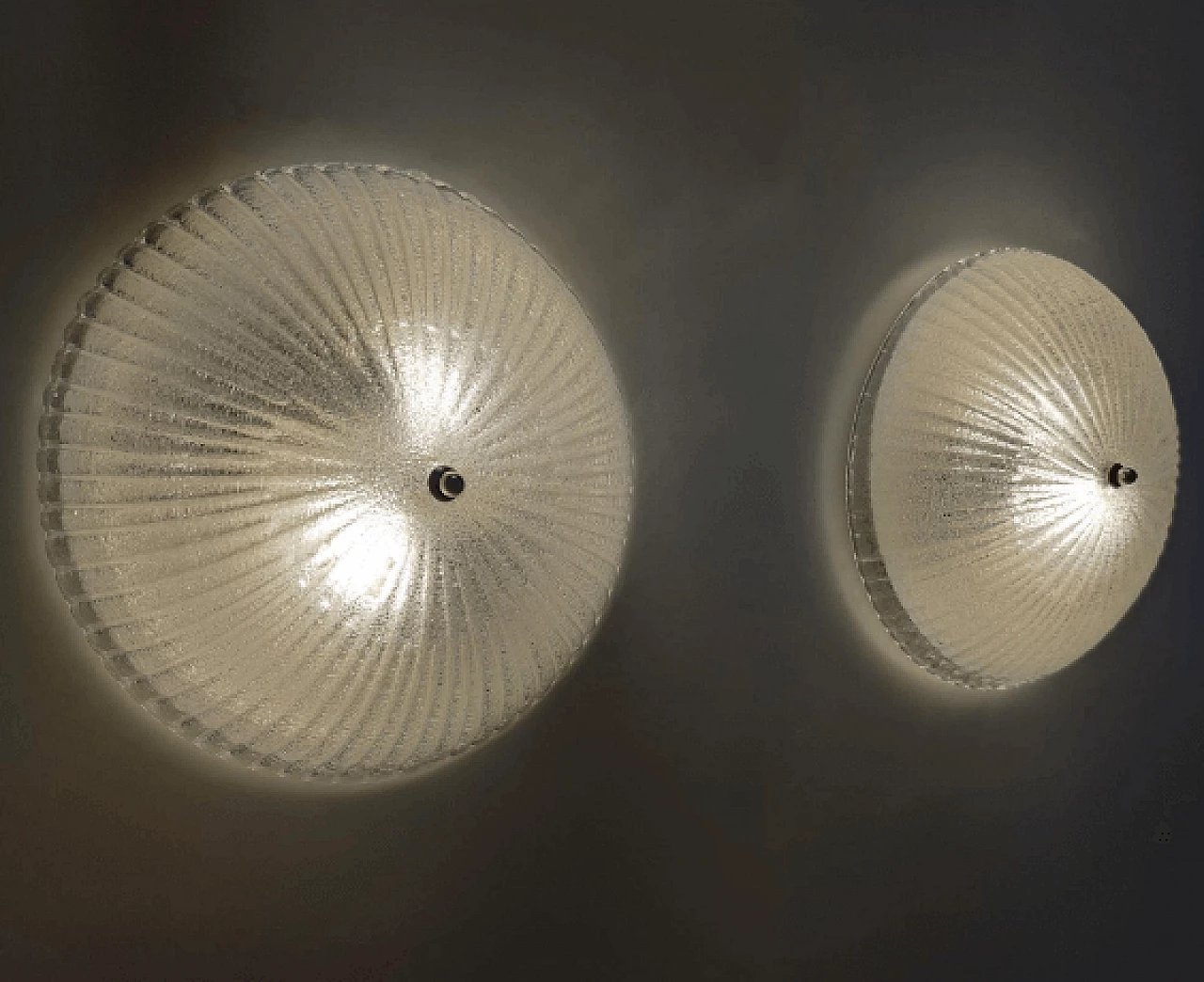 Coppia di lampade rotonde in vetro di Murano e metallo, anni '70 7
