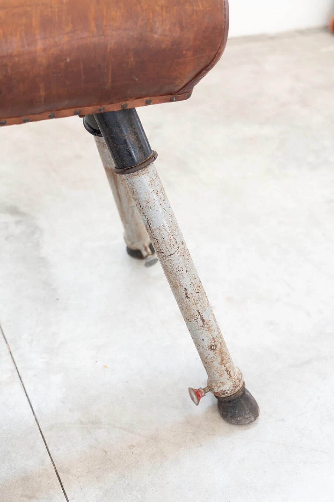 Cavallo da ginnastica in cuoio e metallo, anni '50 4