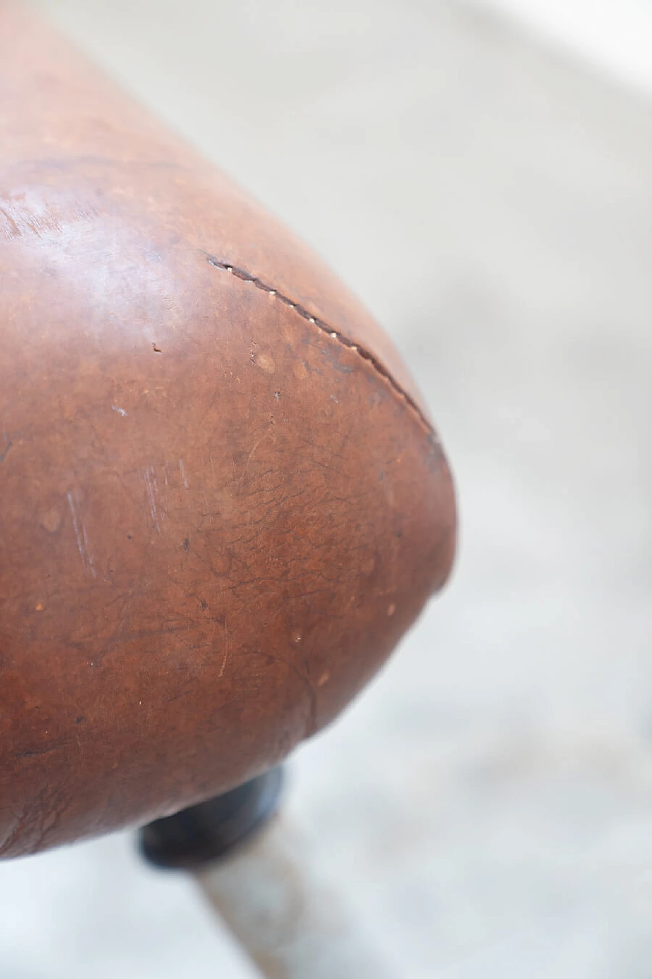 Cavallo da ginnastica in cuoio e metallo, anni '50 17