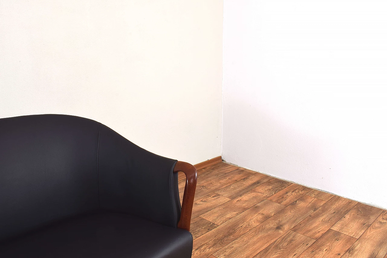 Divano in massello di faggio e pelle nera, anni '60 11