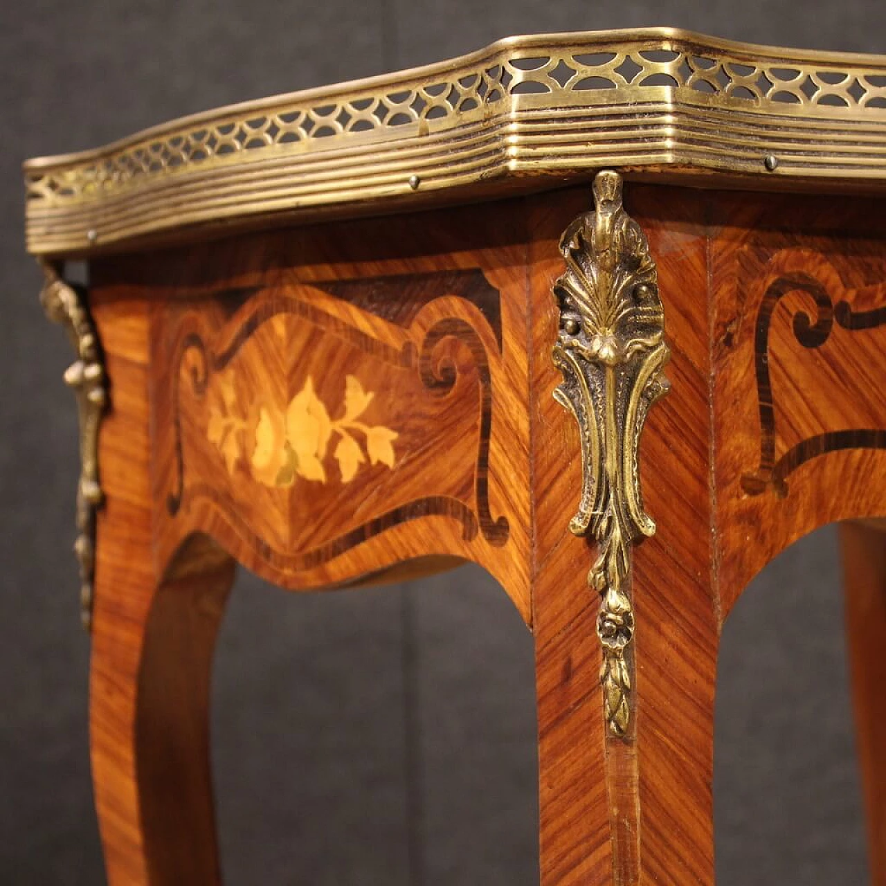 Tavolino intarsiato con piano adornato da ghiera in ottone dorato, anni '60 11