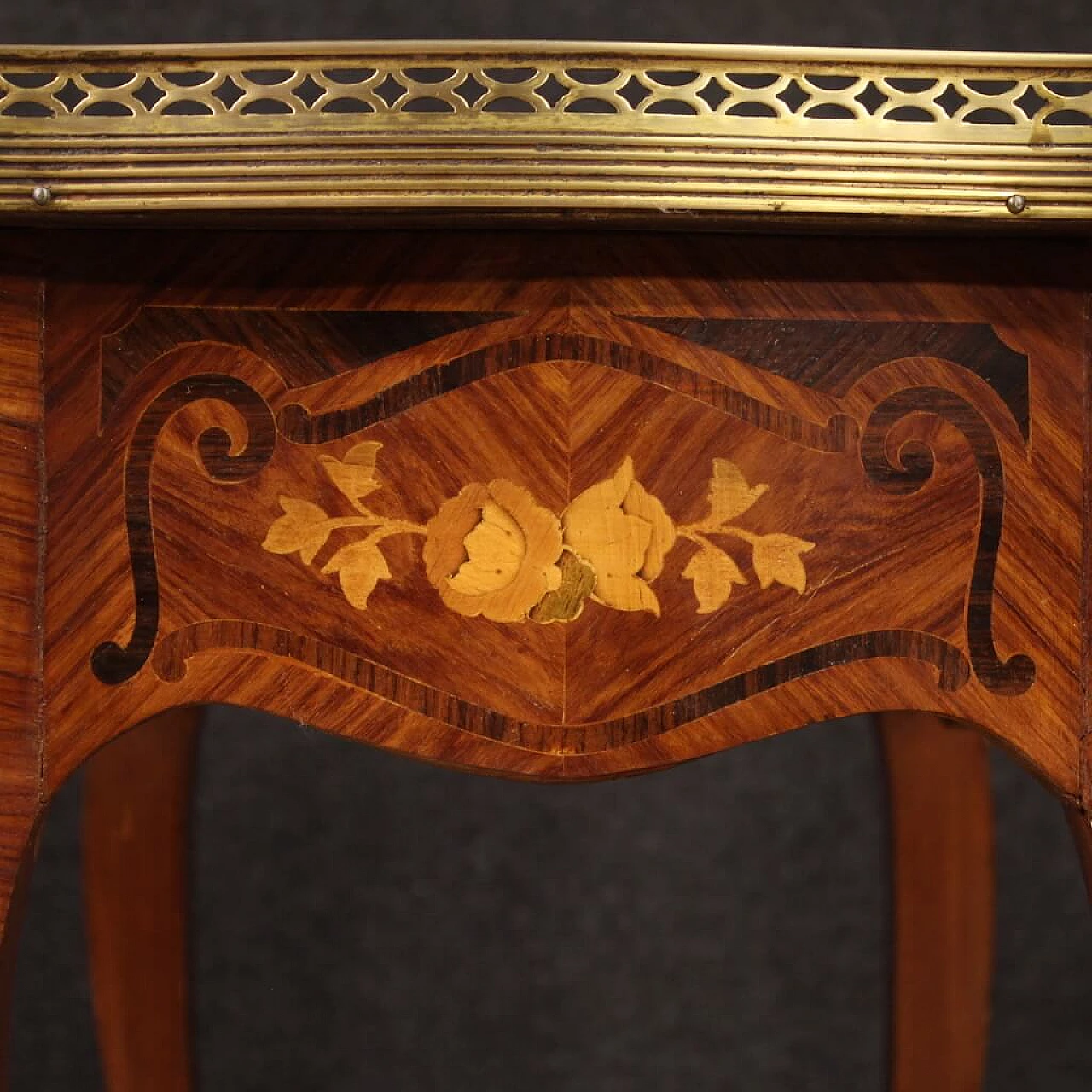 Tavolino intarsiato con piano adornato da ghiera in ottone dorato, anni '60 13