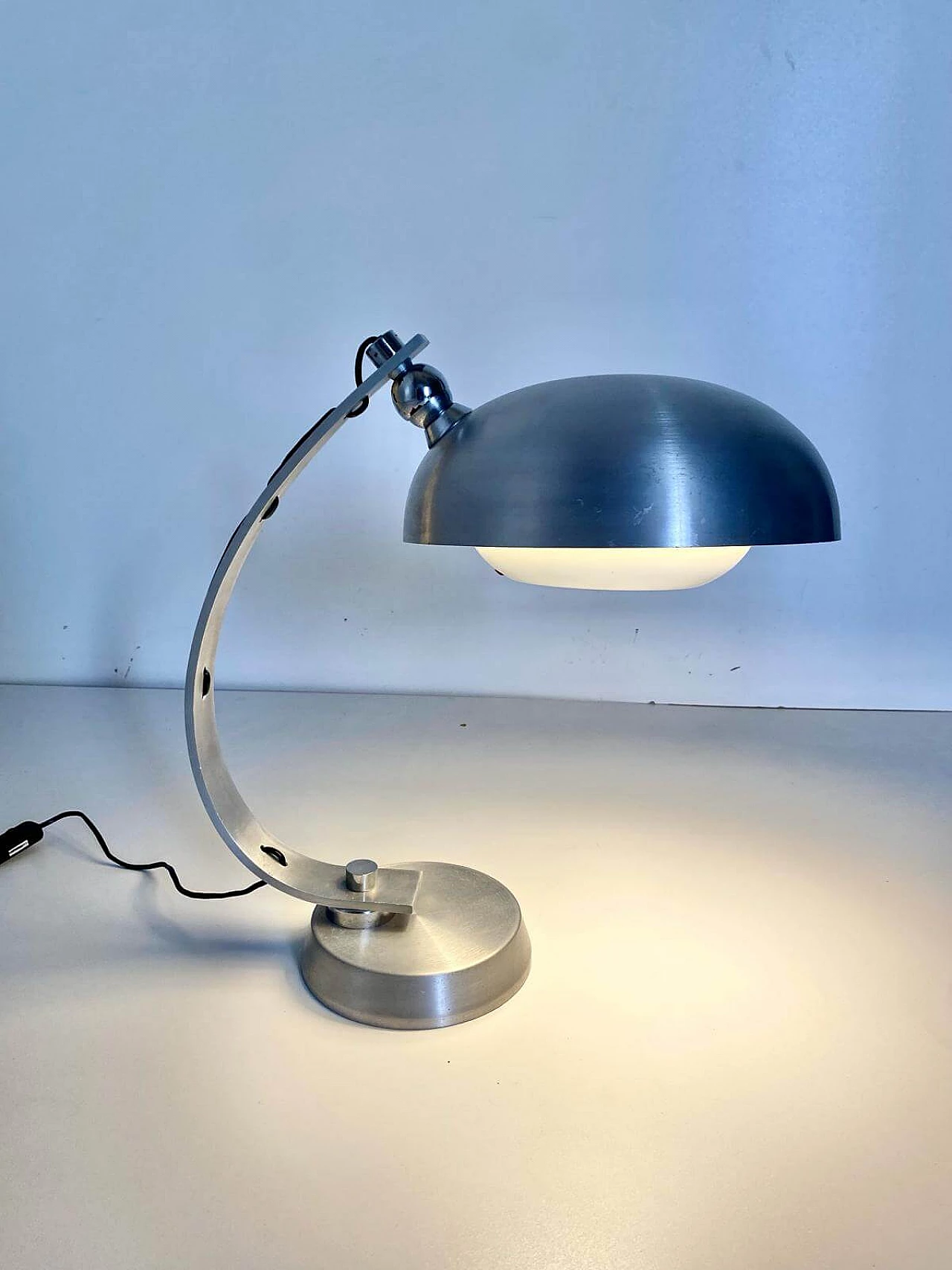 Lampada da tavolo in alluminio attribuita ad Angelo Lelli per Arredoluce, anni '70 5