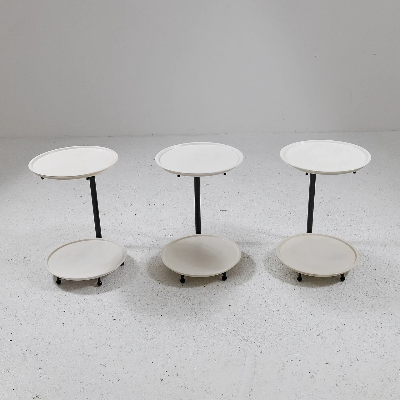 3 Tavolini impilabili in metallo e plastica di Cassina, anni '80 1
