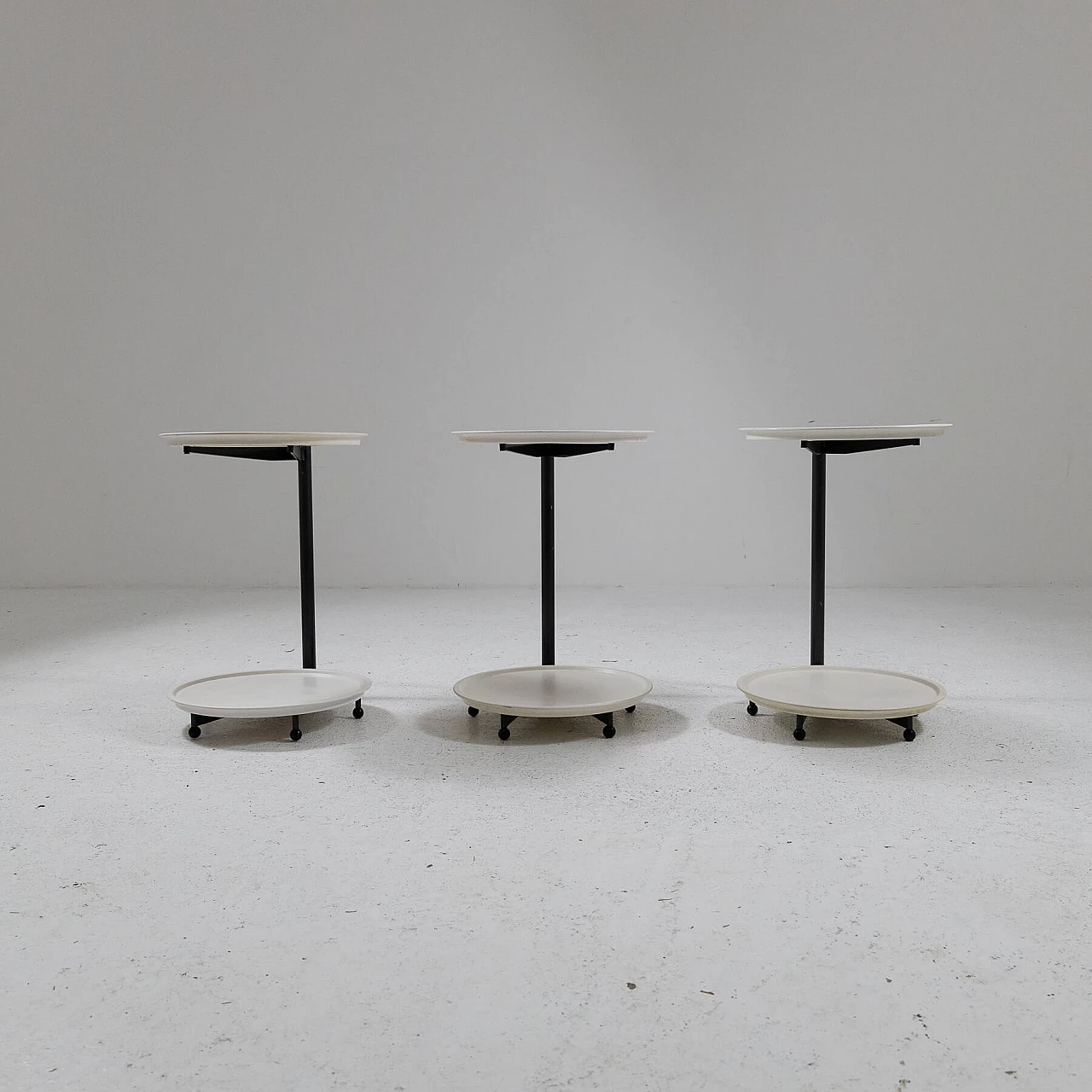 3 Tavolini impilabili in metallo e plastica di Cassina, anni '80 2