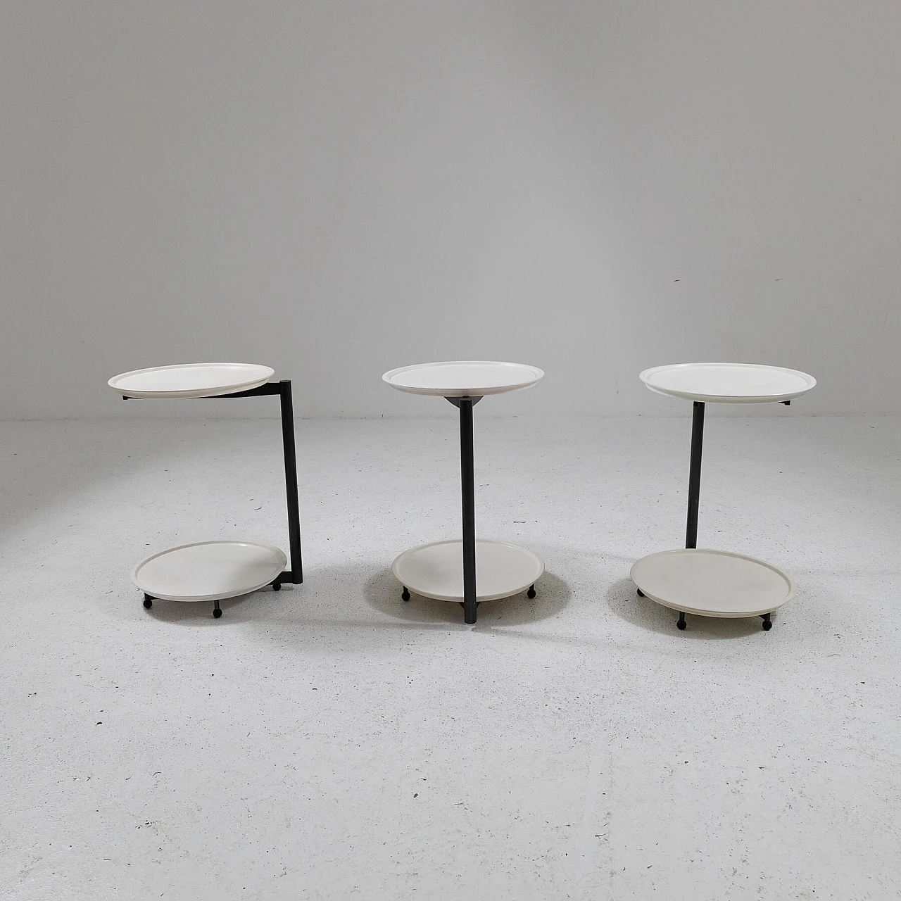 3 Tavolini impilabili in metallo e plastica di Cassina, anni '80 3