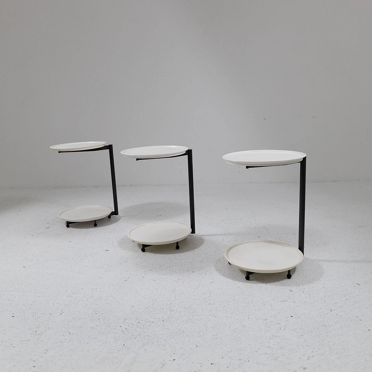 3 Tavolini impilabili in metallo e plastica di Cassina, anni '80 4
