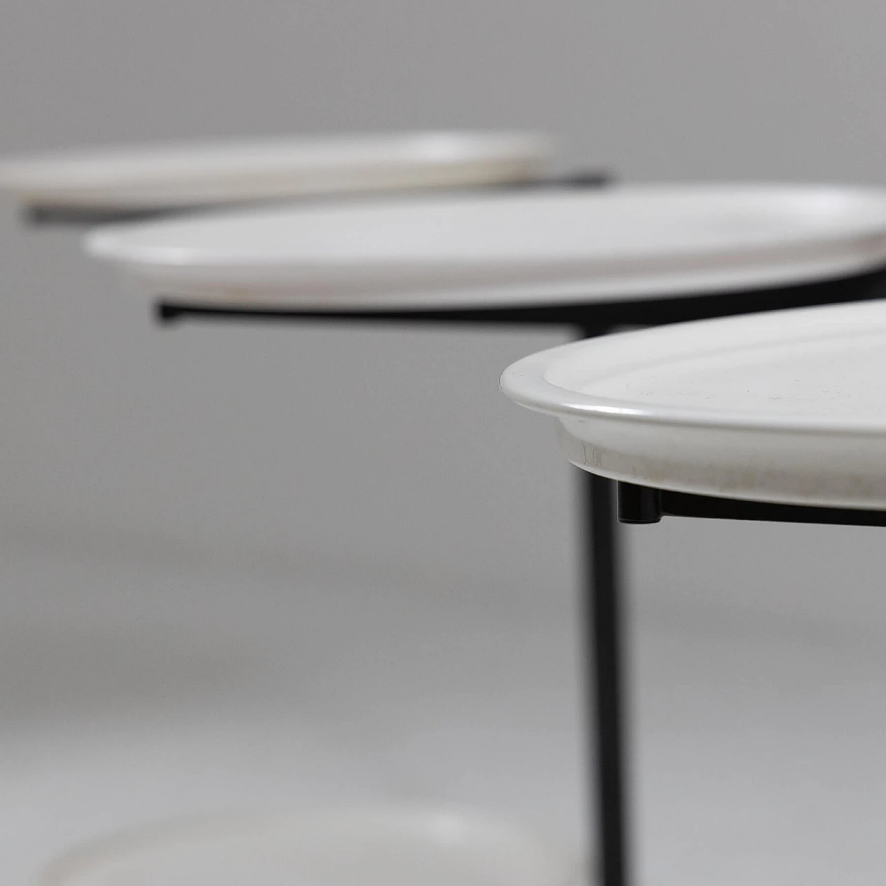 3 Tavolini impilabili in metallo e plastica di Cassina, anni '80 6