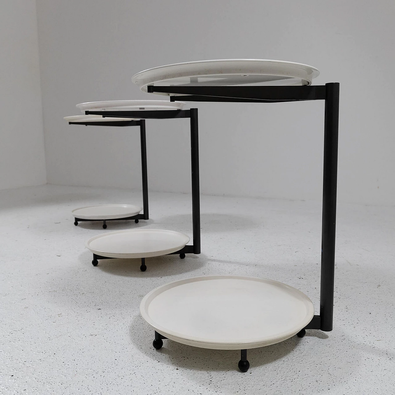 3 Tavolini impilabili in metallo e plastica di Cassina, anni '80 7