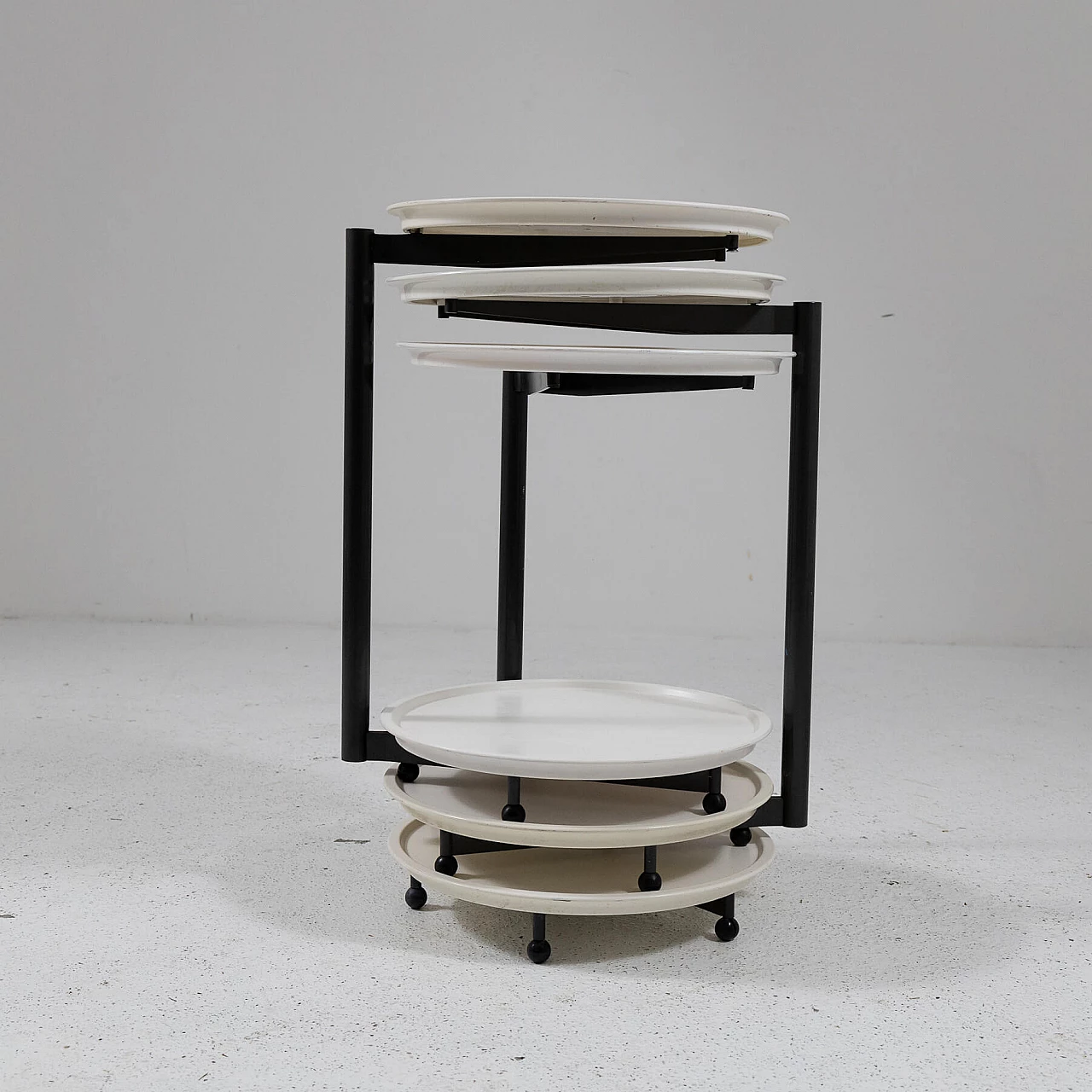 3 Tavolini impilabili in metallo e plastica di Cassina, anni '80 9