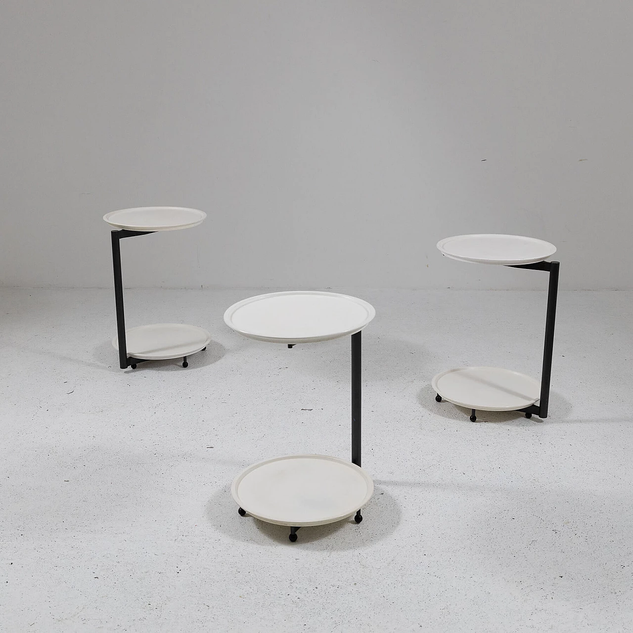 3 Tavolini impilabili in metallo e plastica di Cassina, anni '80 11