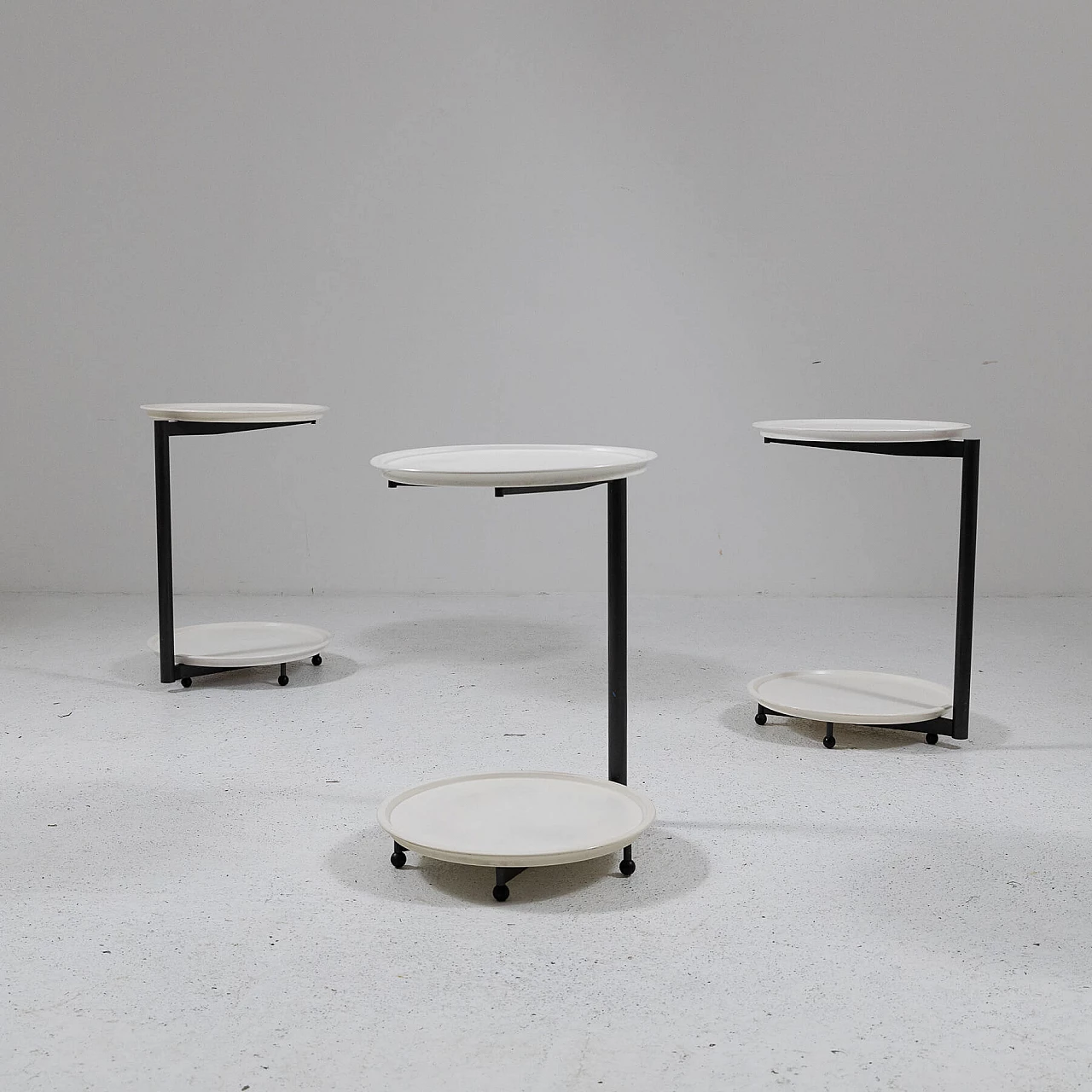 3 Tavolini impilabili in metallo e plastica di Cassina, anni '80 13