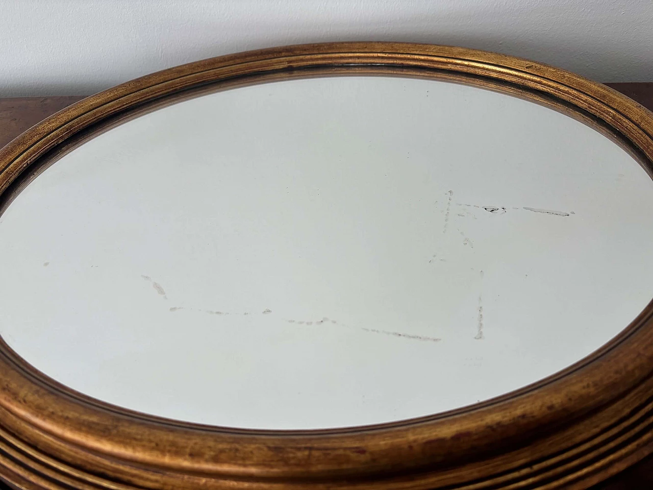 Specchio ovale con cornice in legno intagliato, anni '60 3