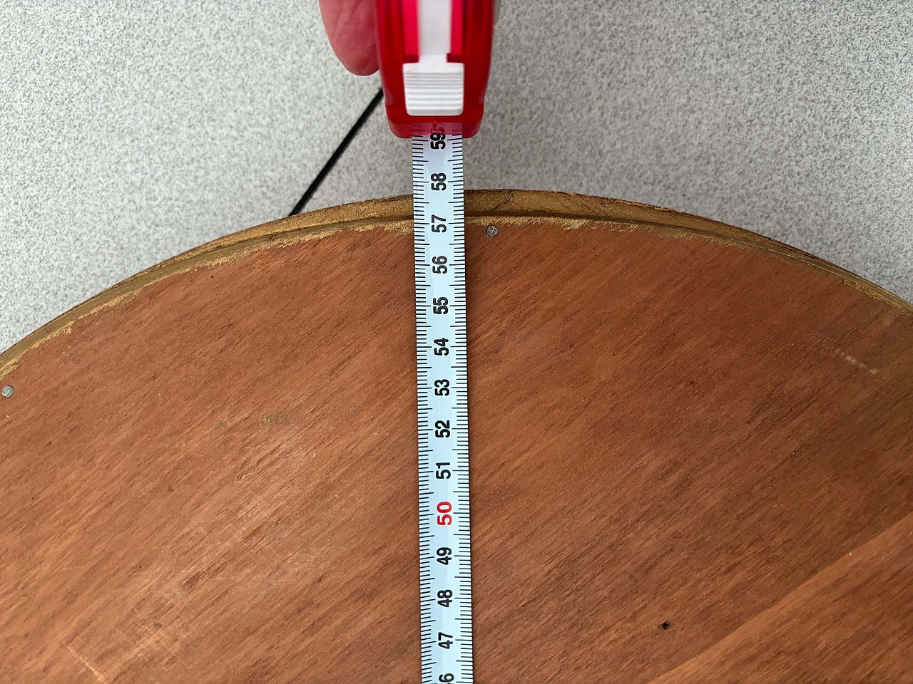 Specchio ovale con cornice in legno intagliato, anni '60 5