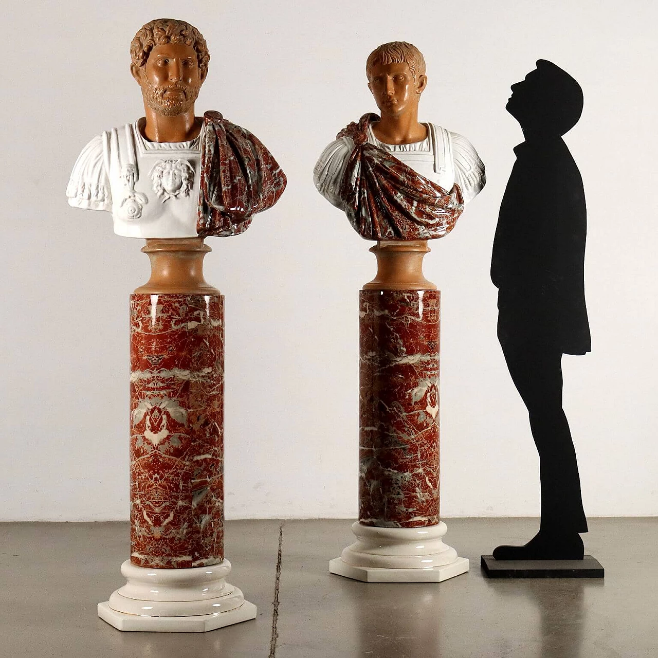 Coppia di busti di imperatori romani su colonne in ceramica di Tommaso Barbi, anni '70 2