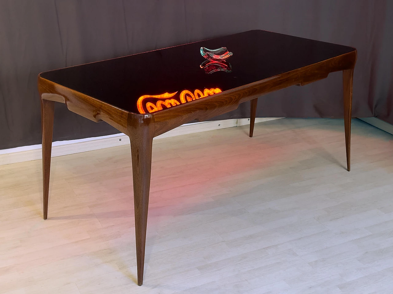 Walnut and black glass table in the style of Gio Ponti, 1950s 4