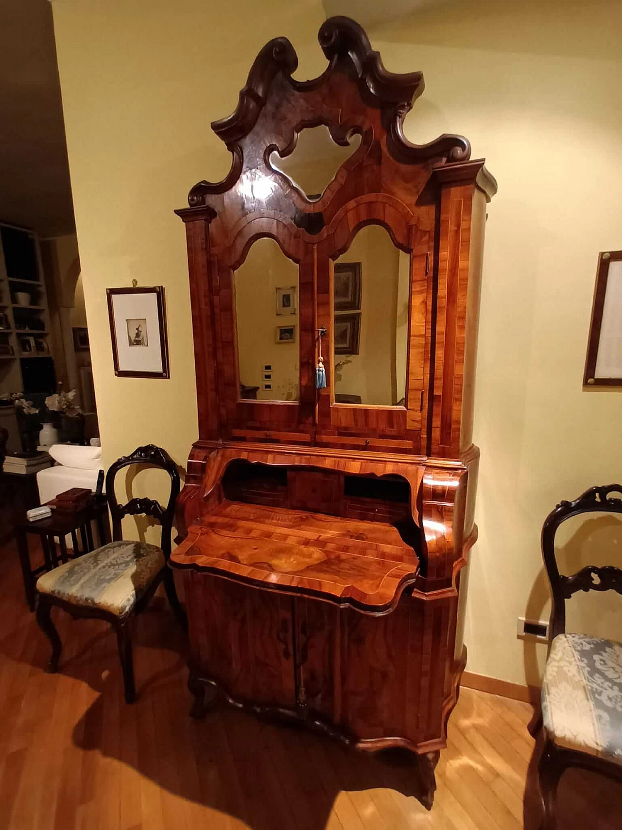 Trumeau a doppio corpo lastronato in noce e radica di noce, '800 1