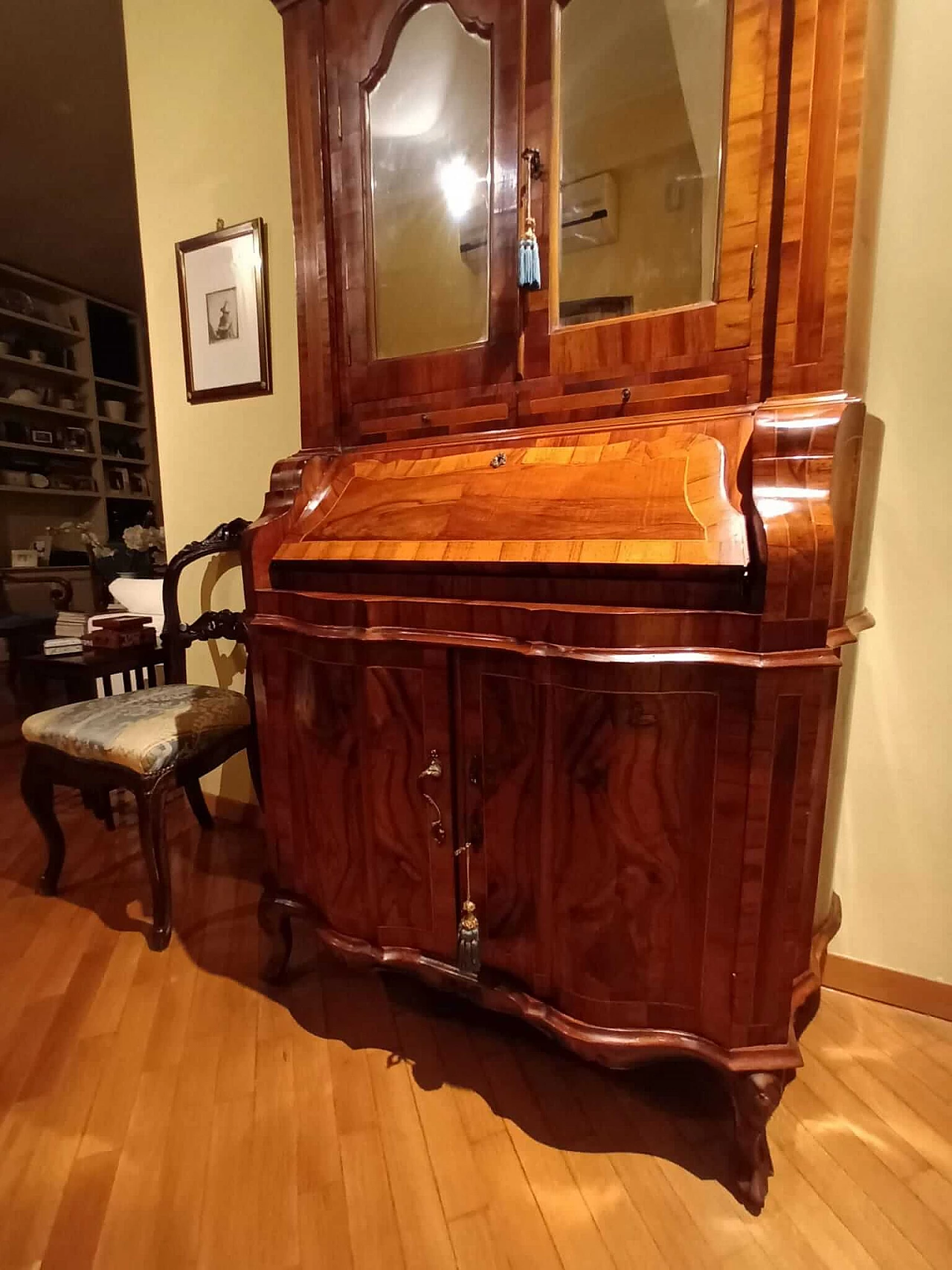 Trumeau a doppio corpo lastronato in noce e radica di noce, '800 2