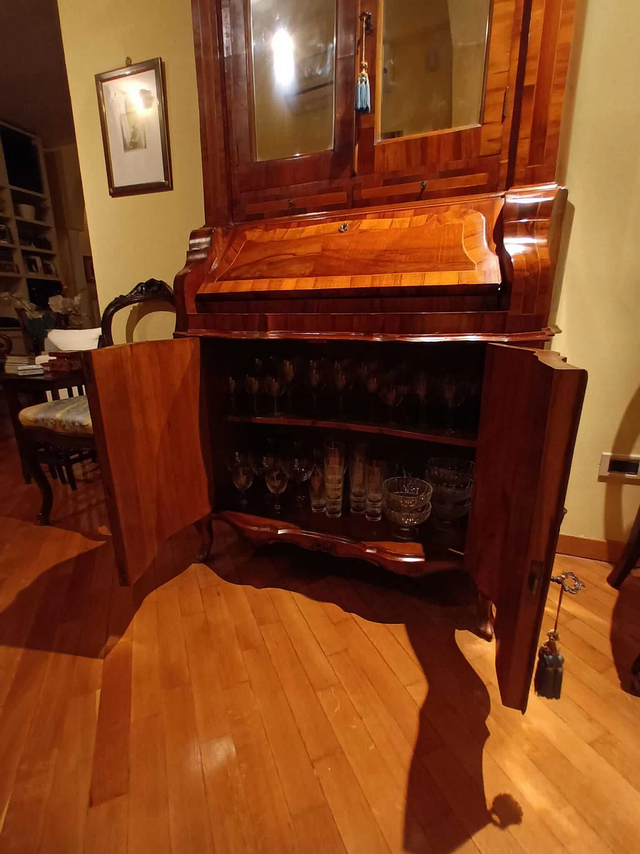 Trumeau a doppio corpo lastronato in noce e radica di noce, '800 3