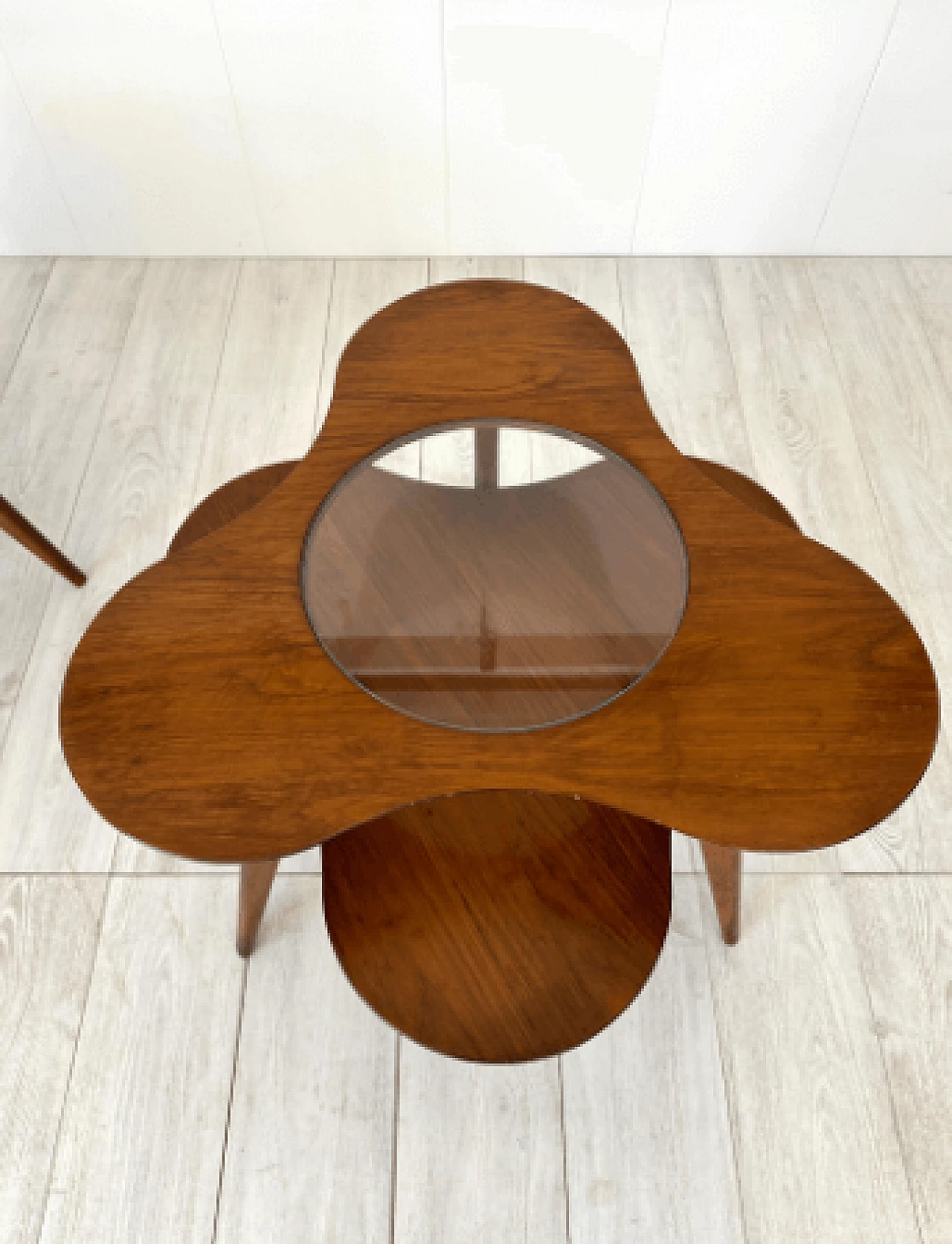 Coppia di tavolini a forma di fiore in legno e vetro, anni '50 6