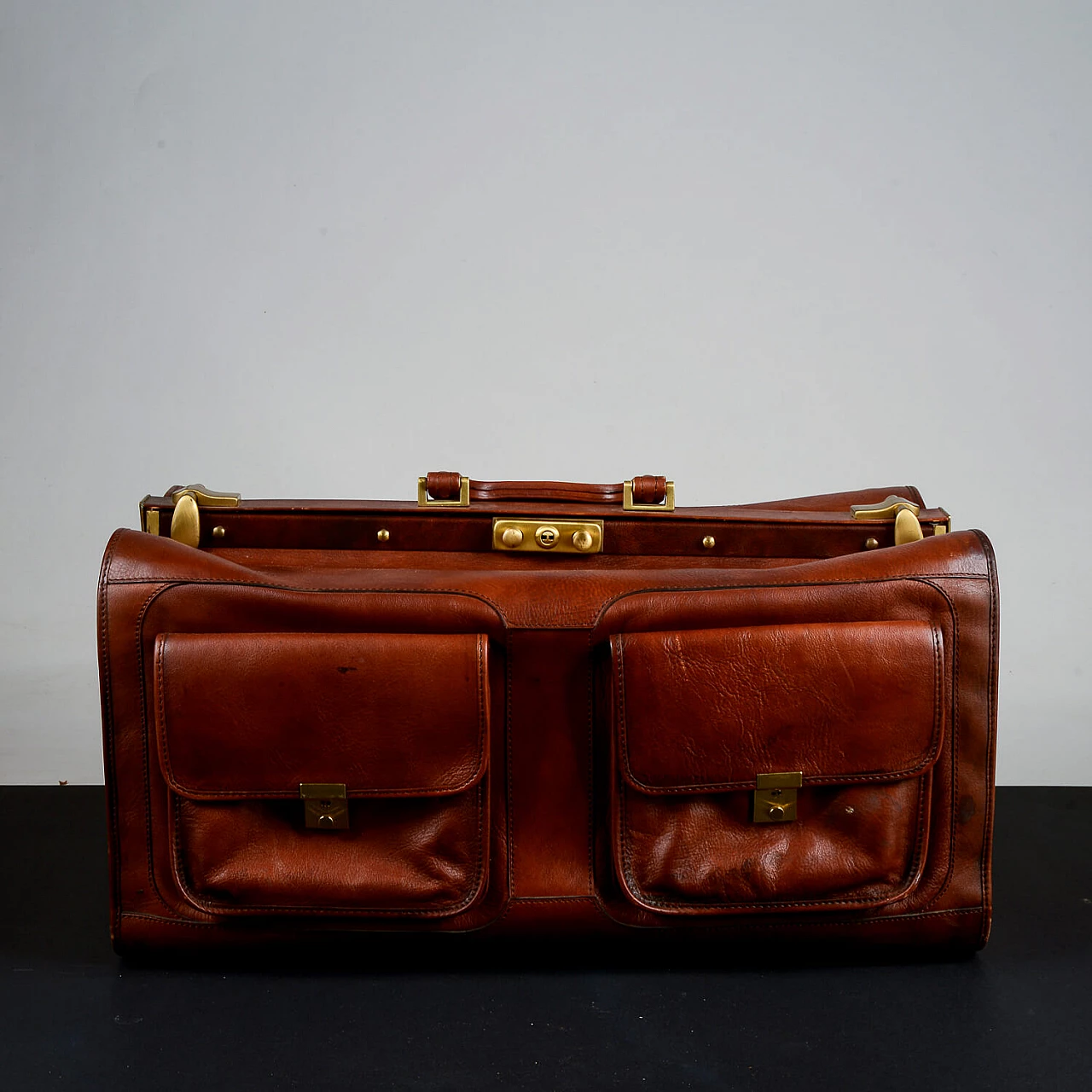 Leather and brass-plated metal doctor's bag 2