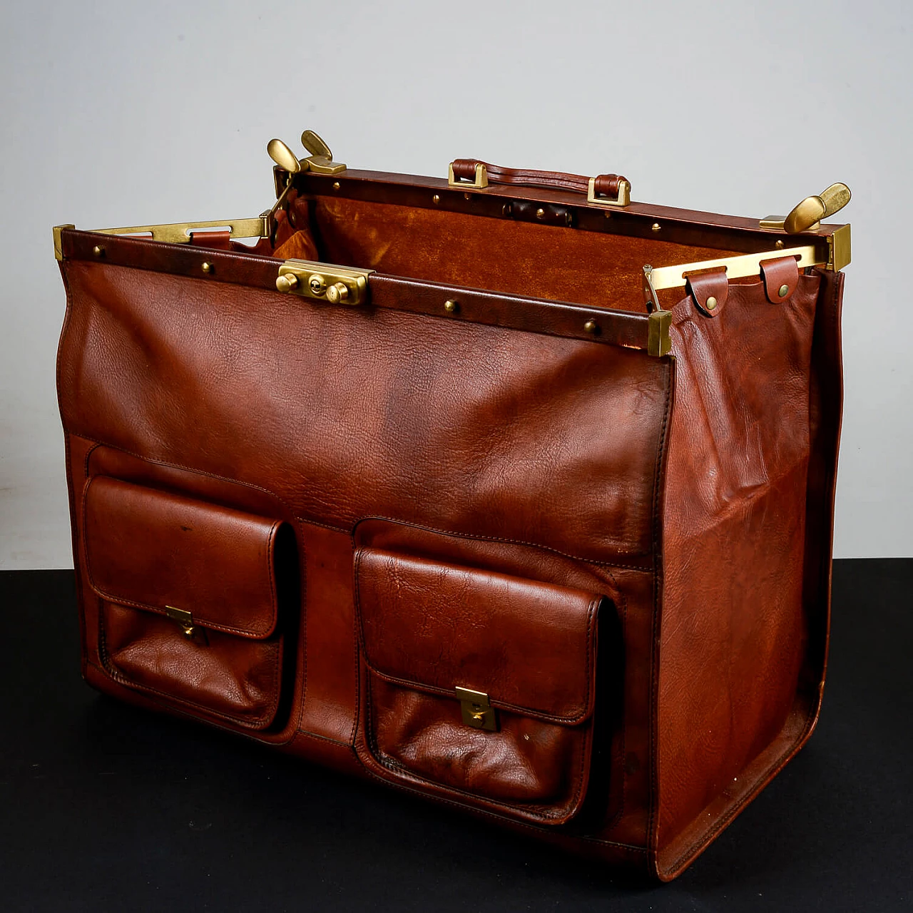 Leather and brass-plated metal doctor's bag 3
