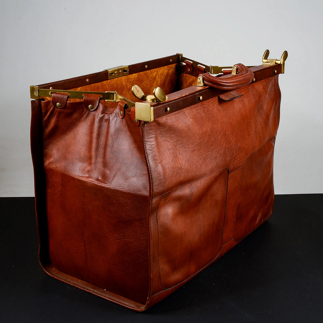 Leather and brass-plated metal doctor's bag 4