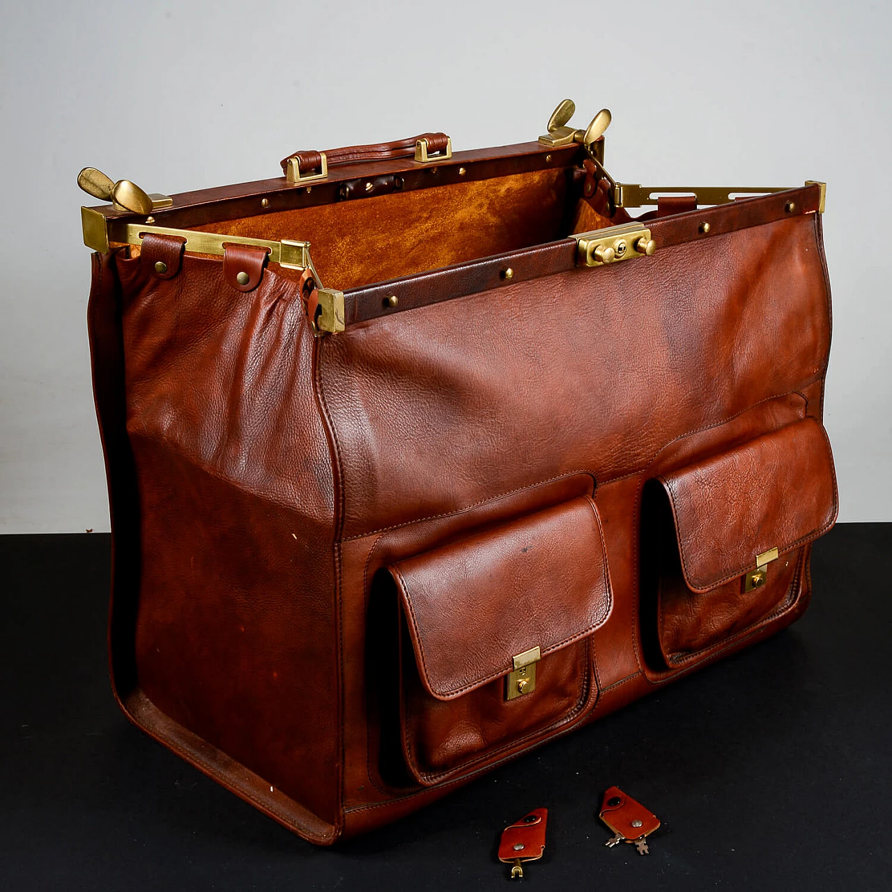 Leather and brass-plated metal doctor's bag 5