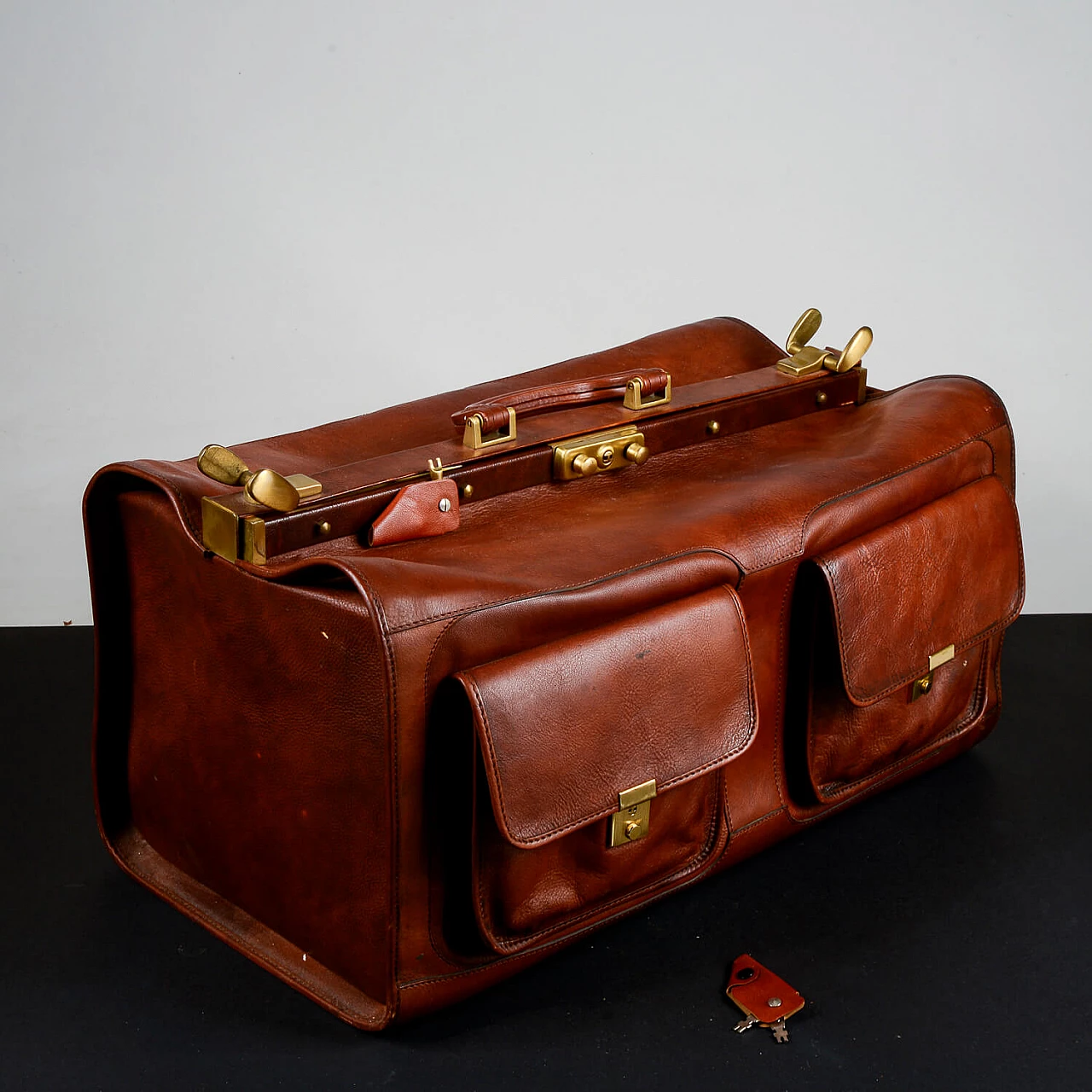 Leather and brass-plated metal doctor's bag 6