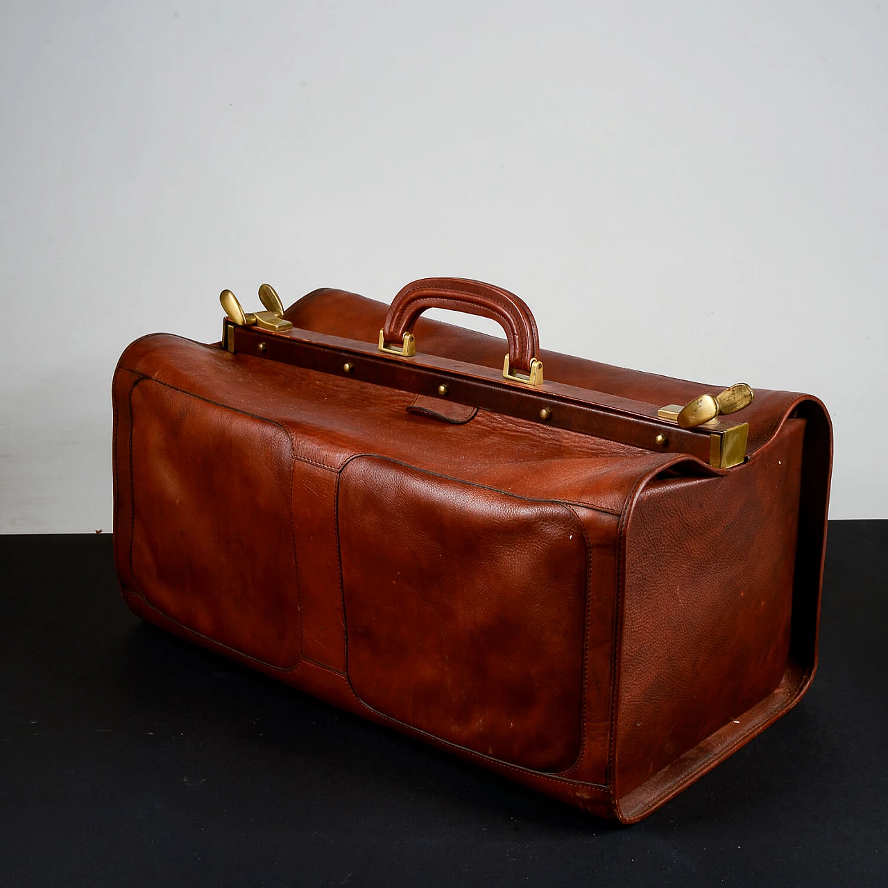 Leather and brass-plated metal doctor's bag 8