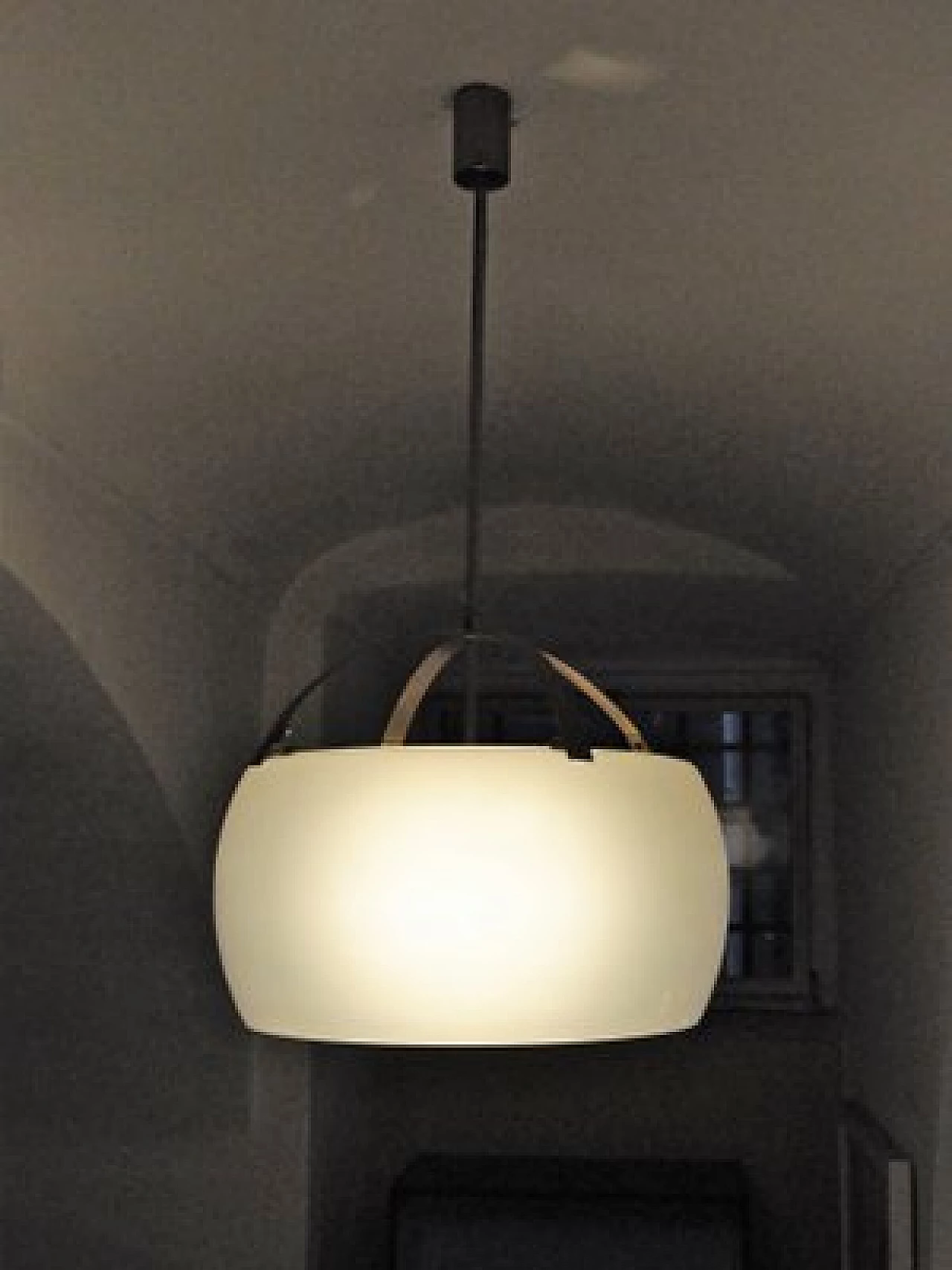 Lampada a sospensione Omega di Vico Magistretti per Artemide, anni '60 2