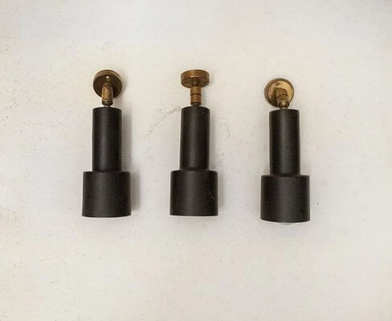 3 Appliques in ottone e metallo laccato di Stilnovo, anni '50 2