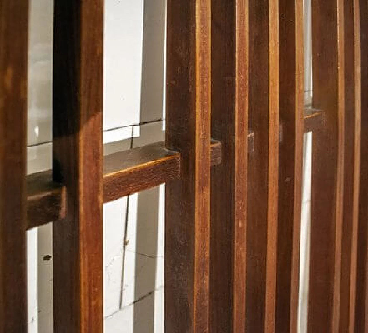 Appendiabiti in legno di noce con grucce in metallo, anni '50 5