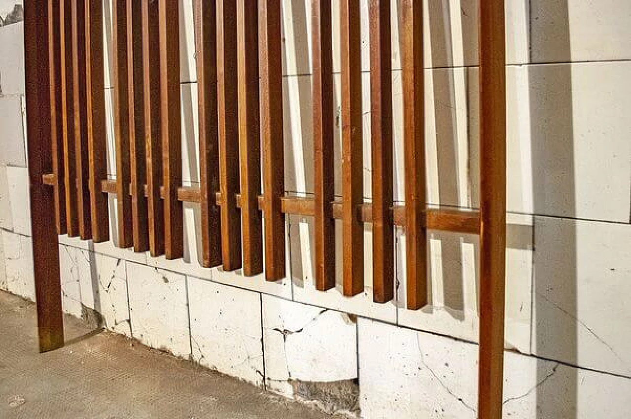 Appendiabiti in legno di noce con grucce in metallo, anni '50 6