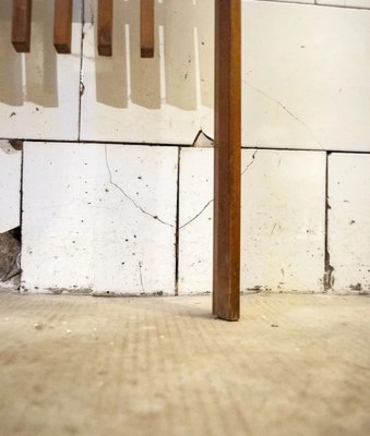 Appendiabiti in legno di noce con grucce in metallo, anni '50 7