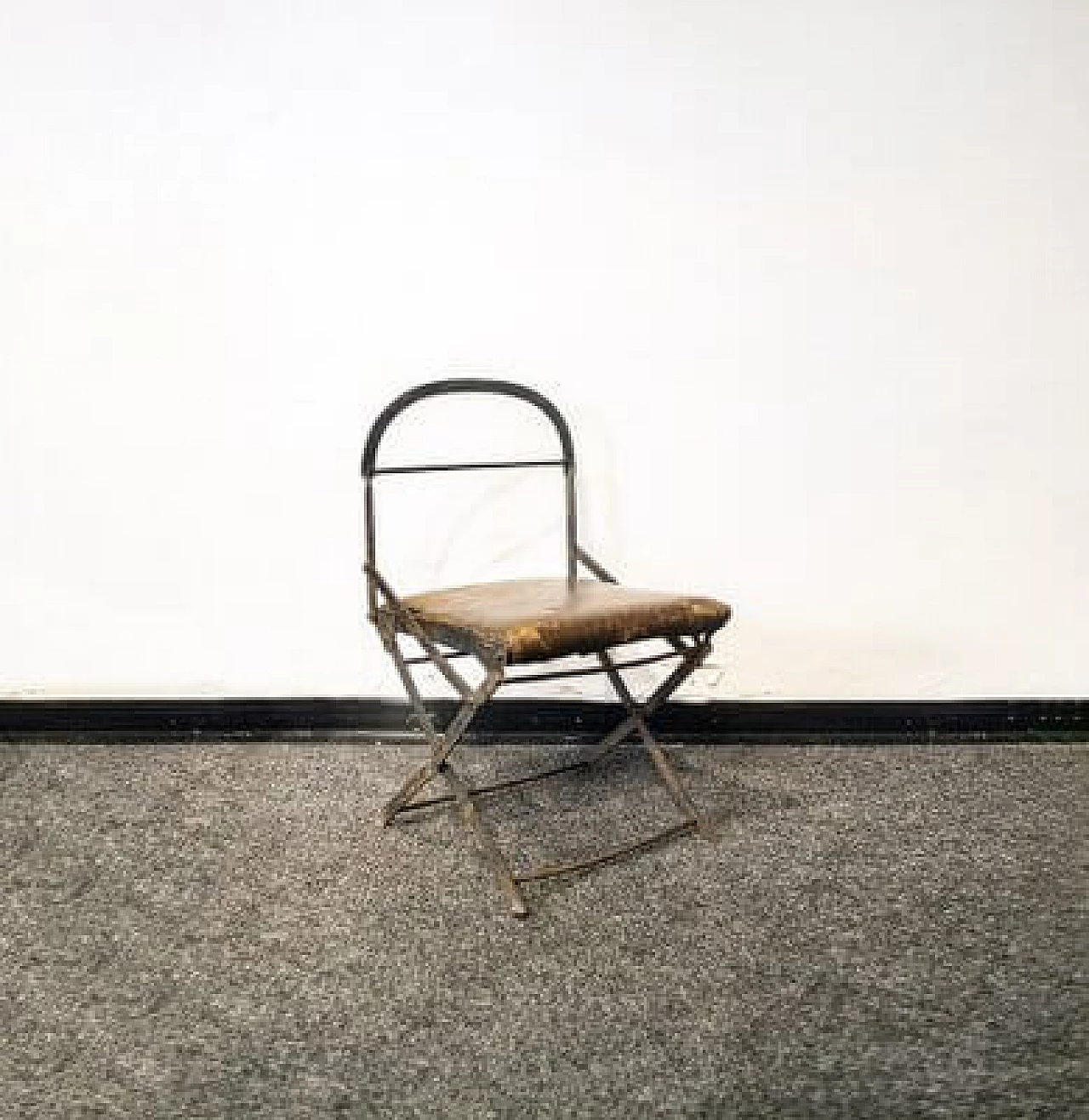 Sedia pieghevole con struttura in metallo e rivestimento in pelle, inizio '900 1