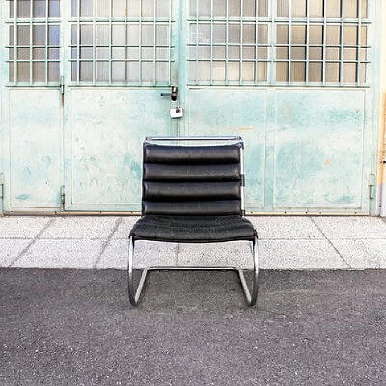 Poltrona MR Lounge Chair di Ludwig Mies Van Der Rohe per Knoll, anni '80 2