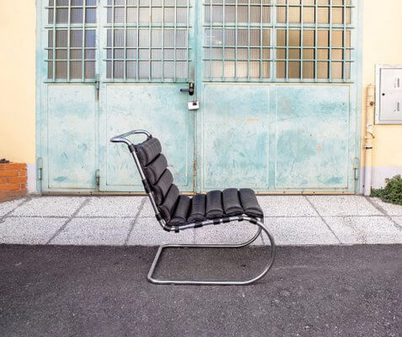Poltrona MR Lounge Chair di Ludwig Mies Van Der Rohe per Knoll, anni '80 3