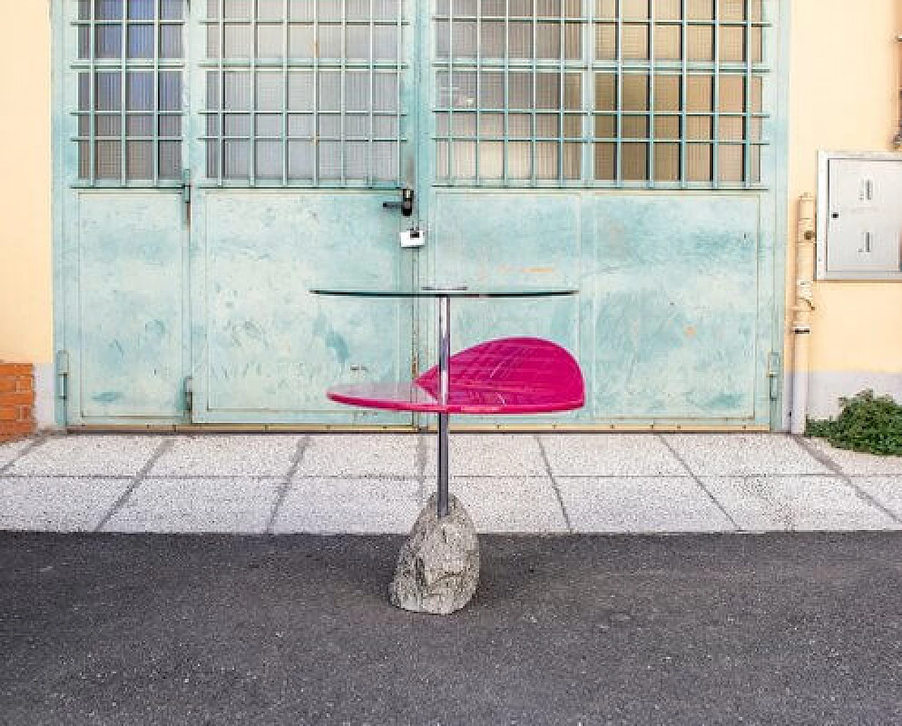 Tavolino con piano in vetro, legno laccato rosa e base in pietra di Saporiti, anni '80 1