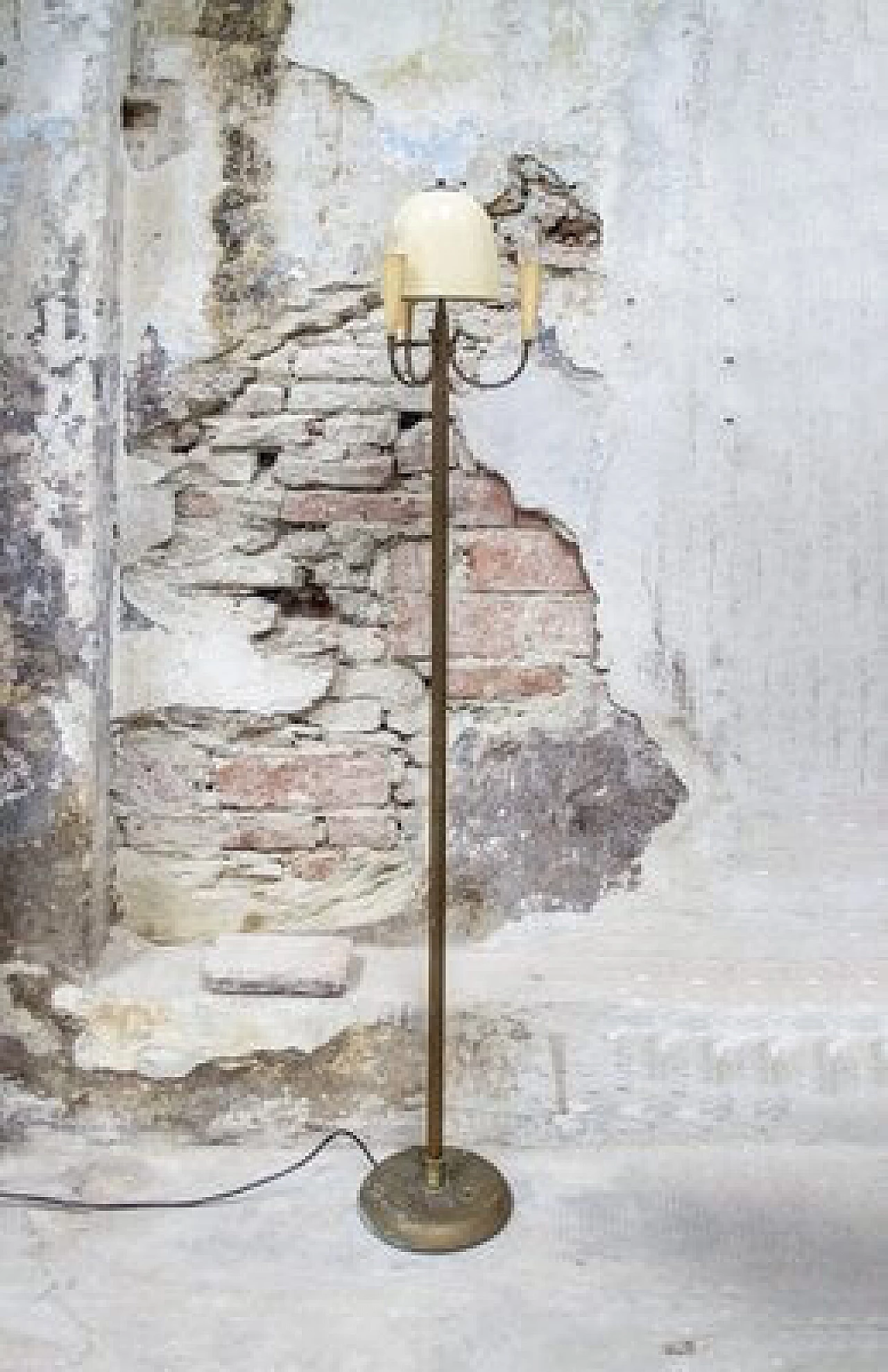 Floor lamp in brass and lacquered aluminum, 1950s 1