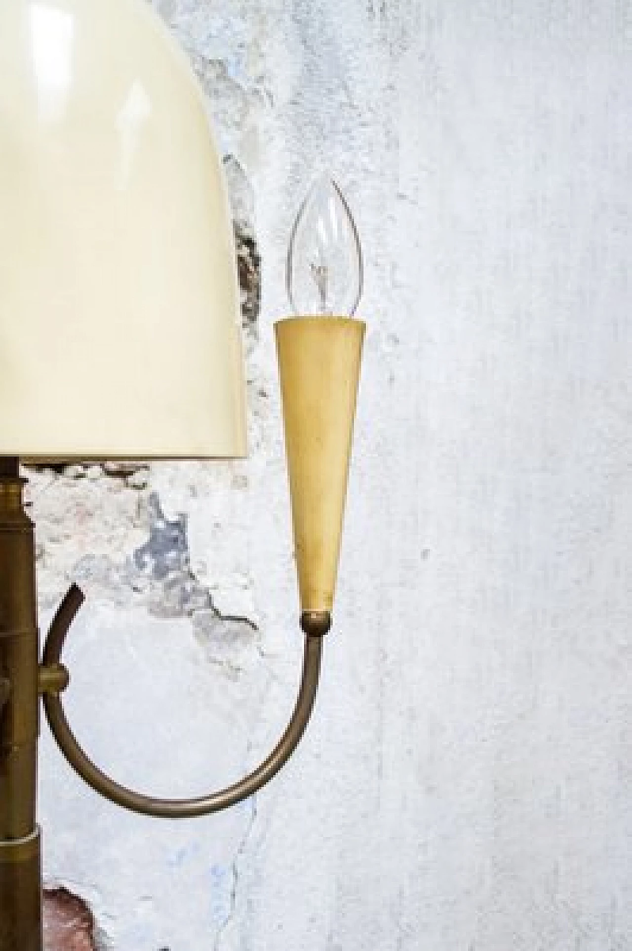 Floor lamp in brass and lacquered aluminum, 1950s 4