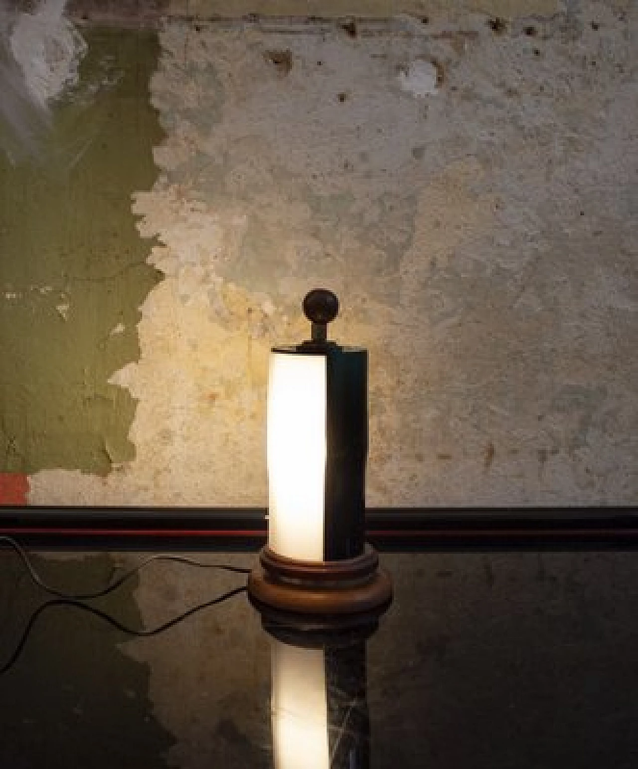 Lampada da tavolo in legno e vetro acrilico bianco e nero, anni '50 1