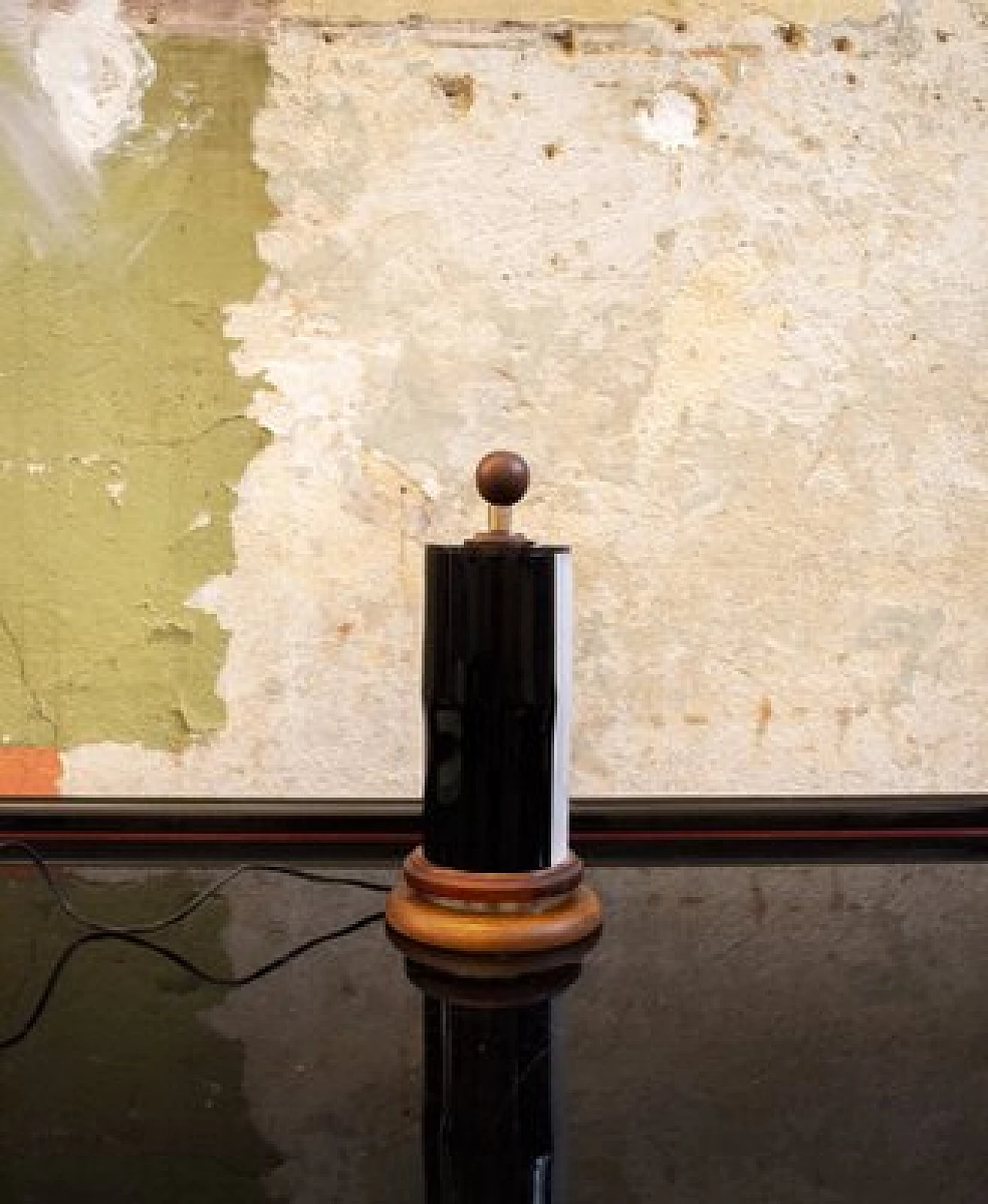 Lampada da tavolo in legno e vetro acrilico bianco e nero, anni '50 2