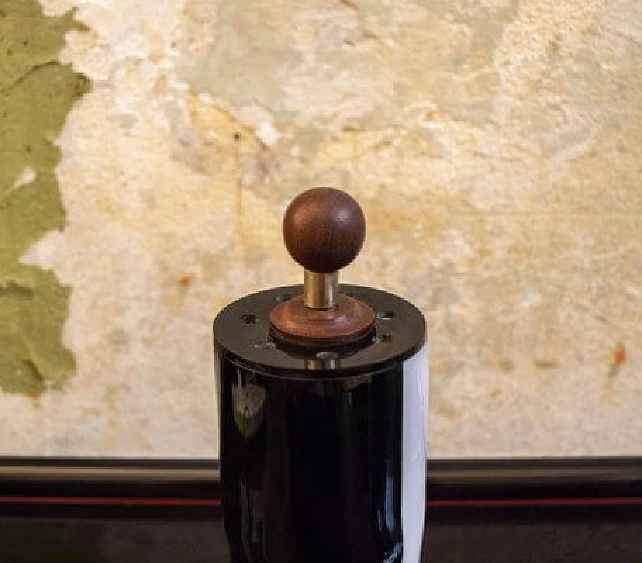 Lampada da tavolo in legno e vetro acrilico bianco e nero, anni '50 3