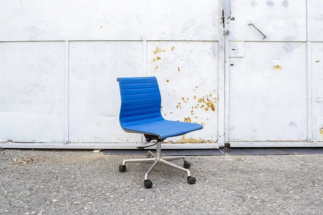 Sedia EA 117 in alluminio di Charles & Ray Eames per Herman Miller, anni '80 1