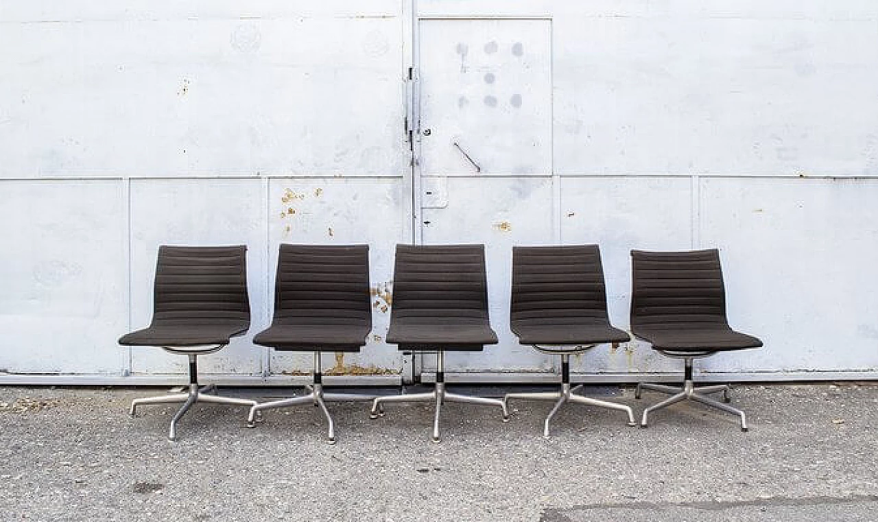 5 Sedie EA 108 in alluminio di Charles & Ray Eames per Herman Miller, anni '70 1