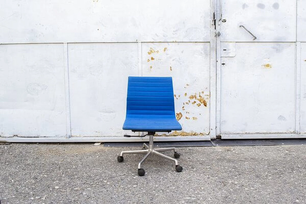 Aluminum EA 117 chair by Charles & Ray Eames for Herman Miller, 1980s 2